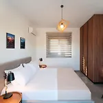 Lotus Luxury Кремасти